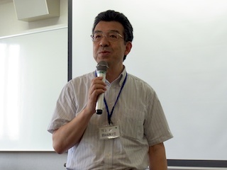 関西英語教育学会 2011年度（第16回） 研究大会 会員総会 司会 有本 純 氏（関西英語教育学会紀要編集委員長・関西国際大学）